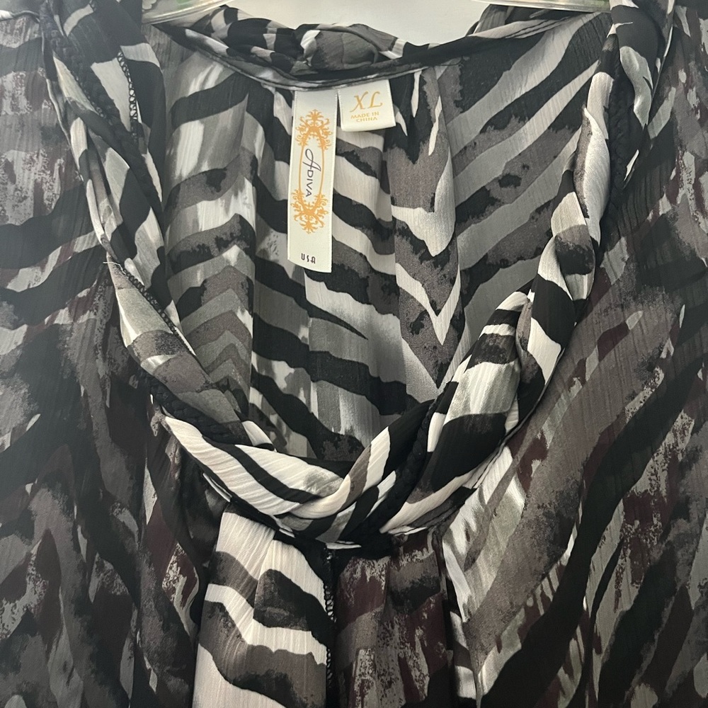 XL Cute Sleeveless Top With Layering and a Twist Neckline. - Picture 5 of 7